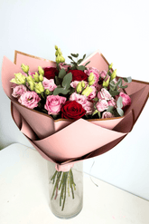 A bouquet of red and pink colors