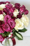 Baltų ir ryškių rožių puokštė