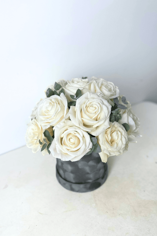 Baltų rožių gėlių dėžutė