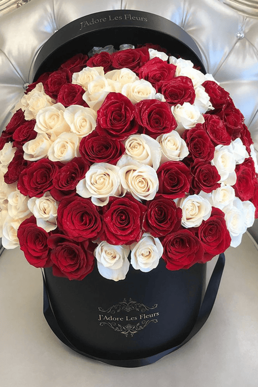 Baltų ir raudonų rožių gėlių dėžutė