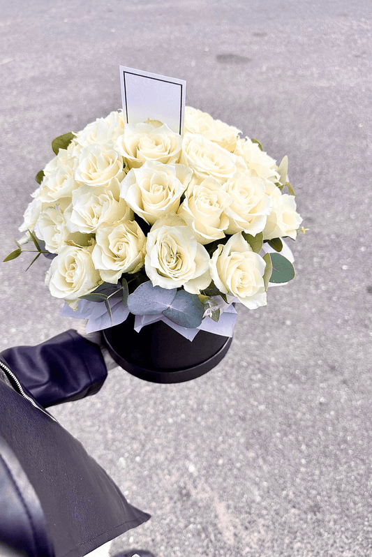Gėlių dėžutė su baltomis rožėmis