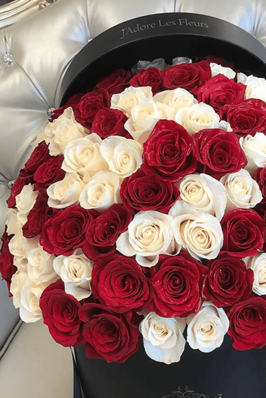 Baltų ir raudonų rožių gėlių dėžutė