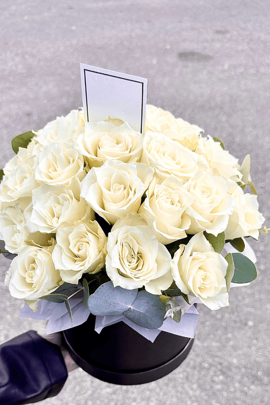 Gėlių dėžutė su baltomis rožėmis
