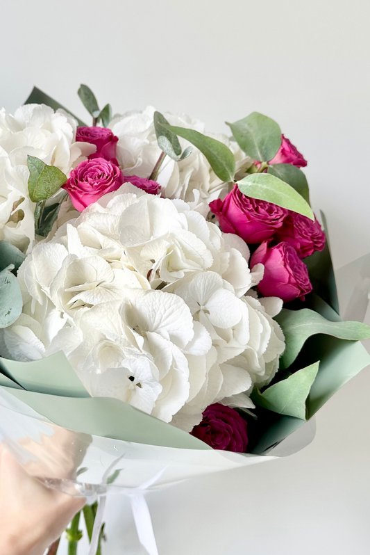 Hortenzija ir rožinės rožės