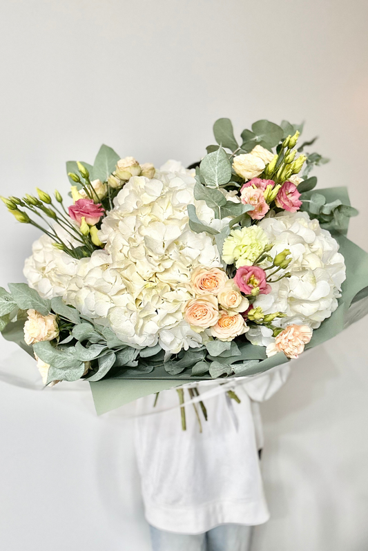 Įvairių gėlių puokštė su Hortenzija